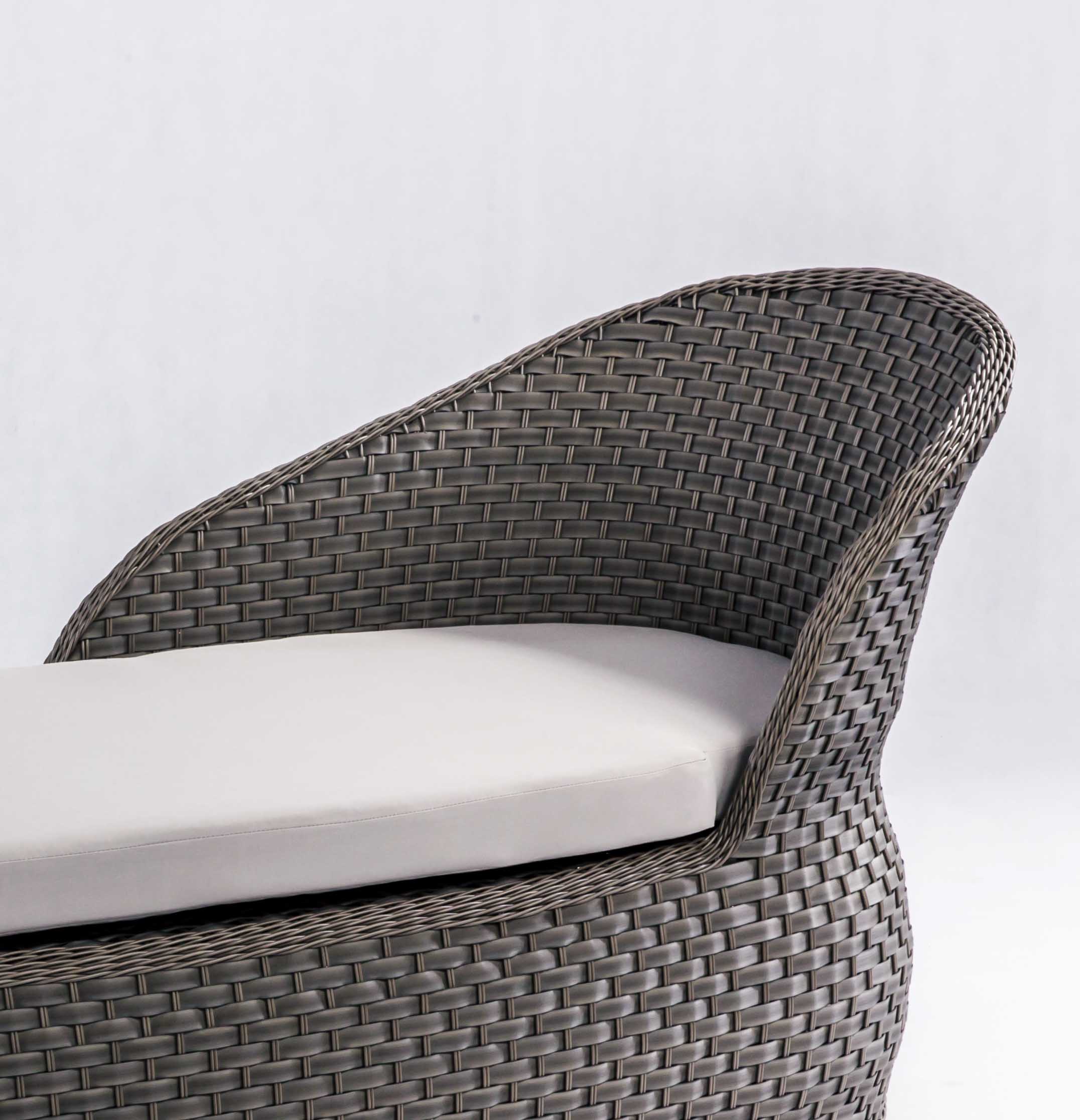 Swan rattan chaise lounge D1