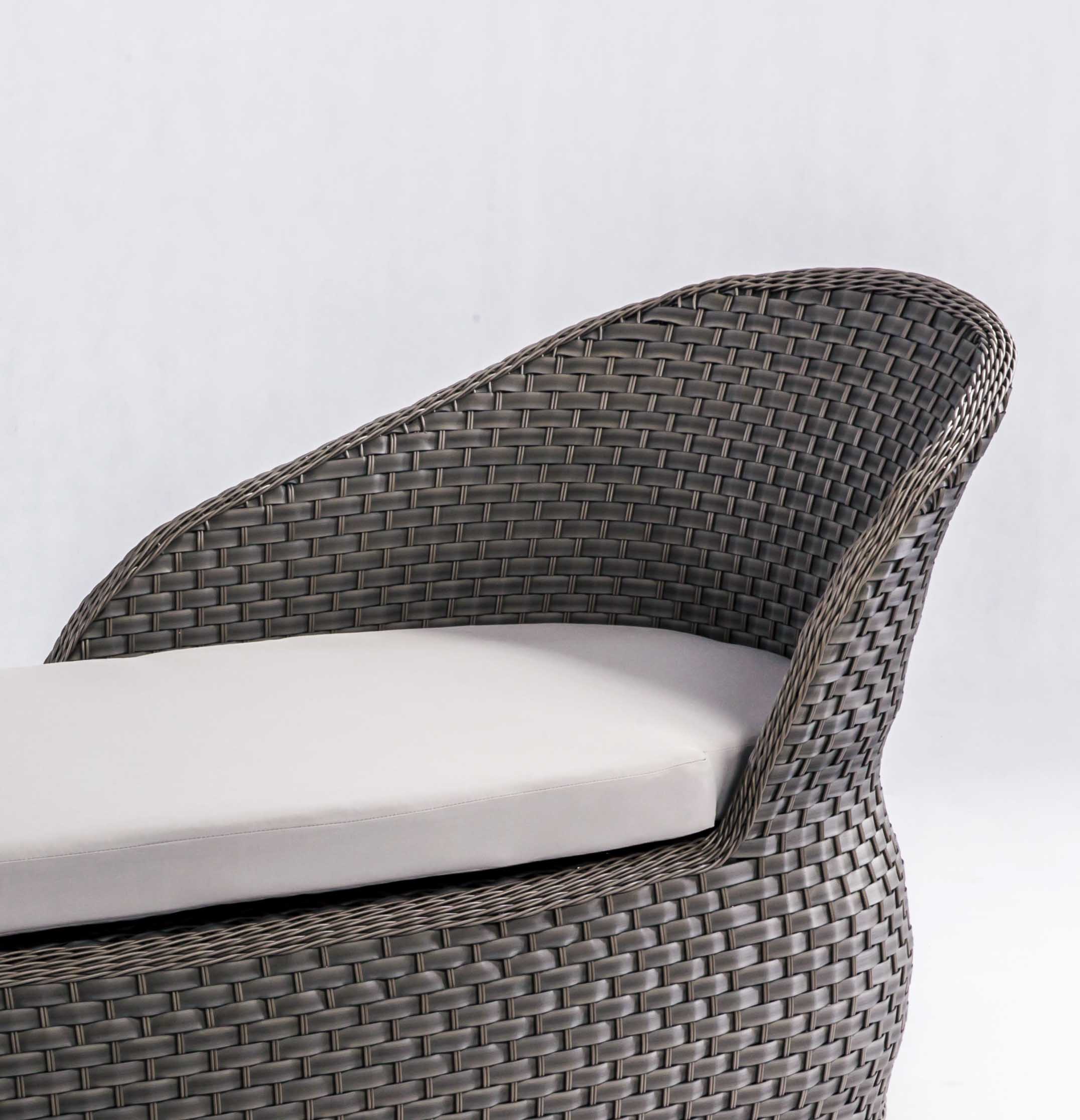 Swan rotan chaise lounge D1