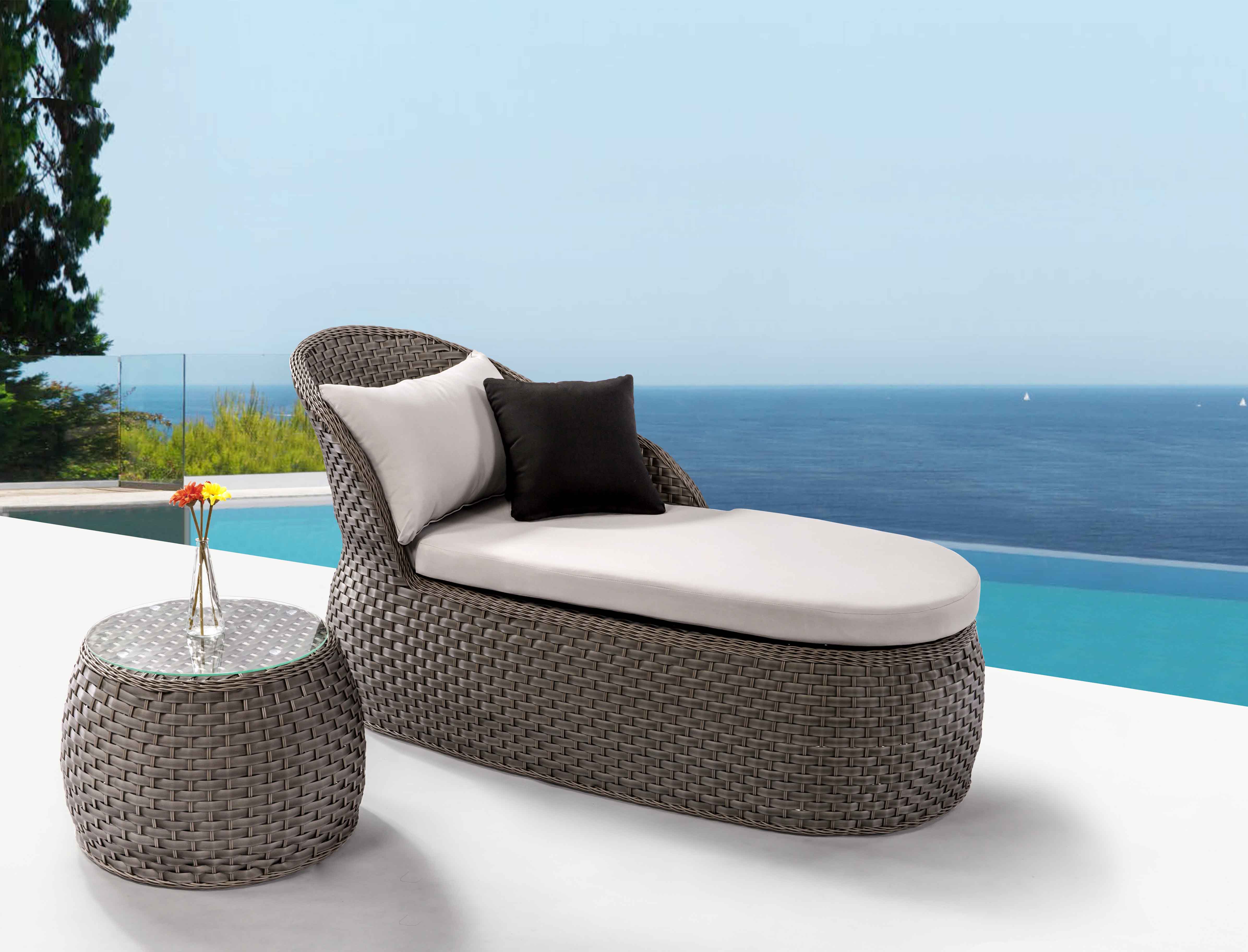 Swan rotan chaise lounge S1