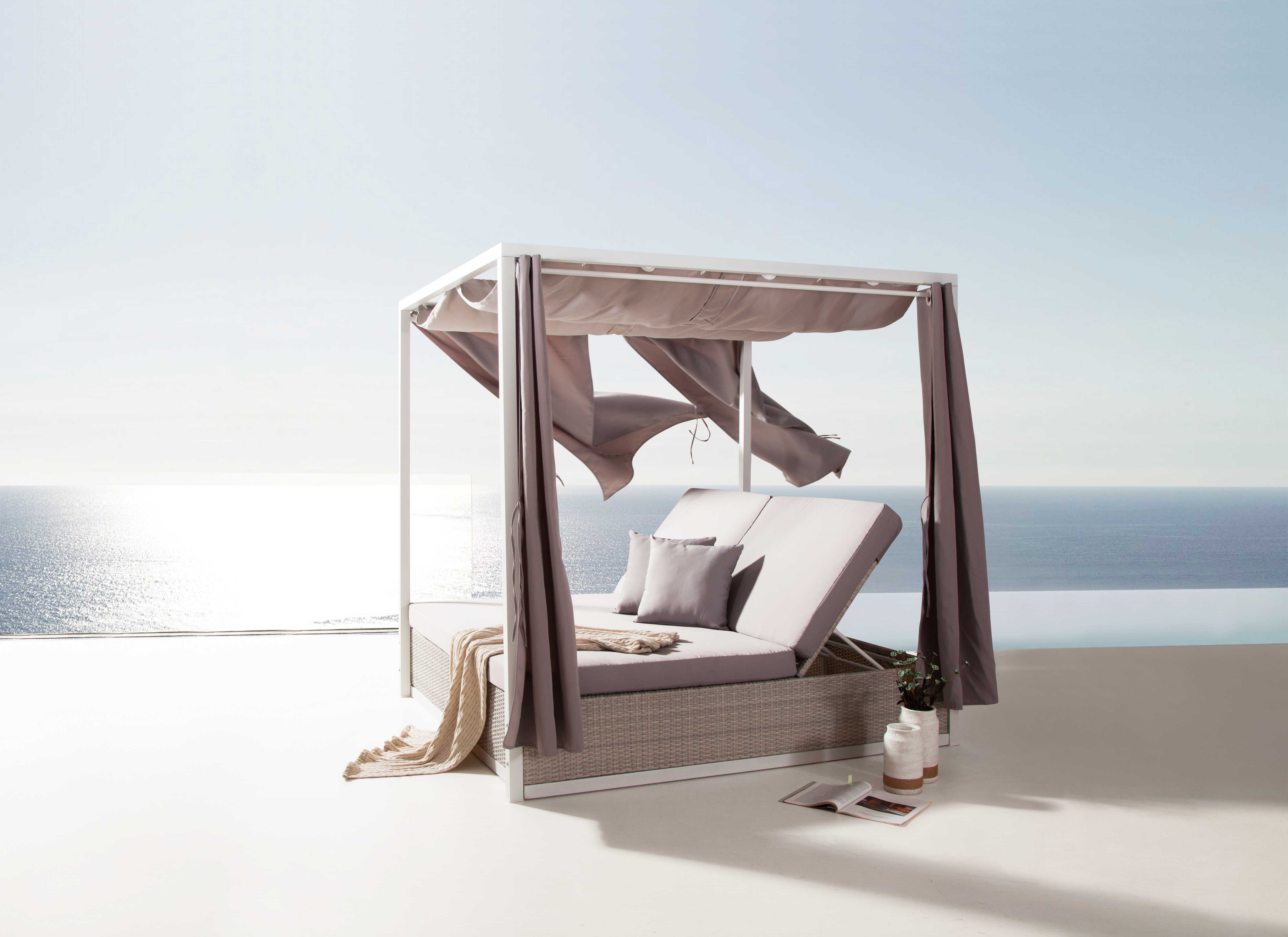 Angel II rattan daybed with curtains S1