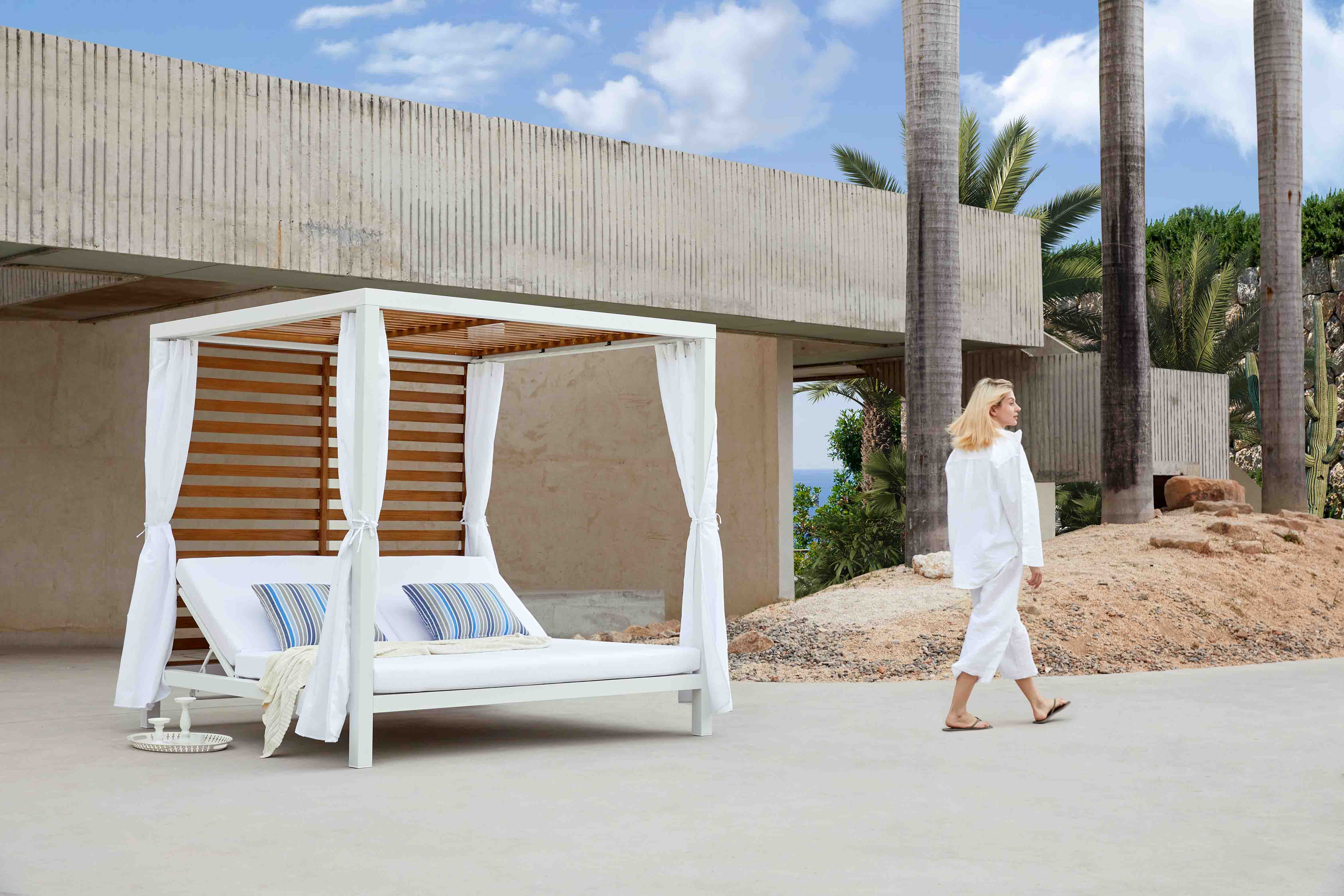 April daybed with panel S6