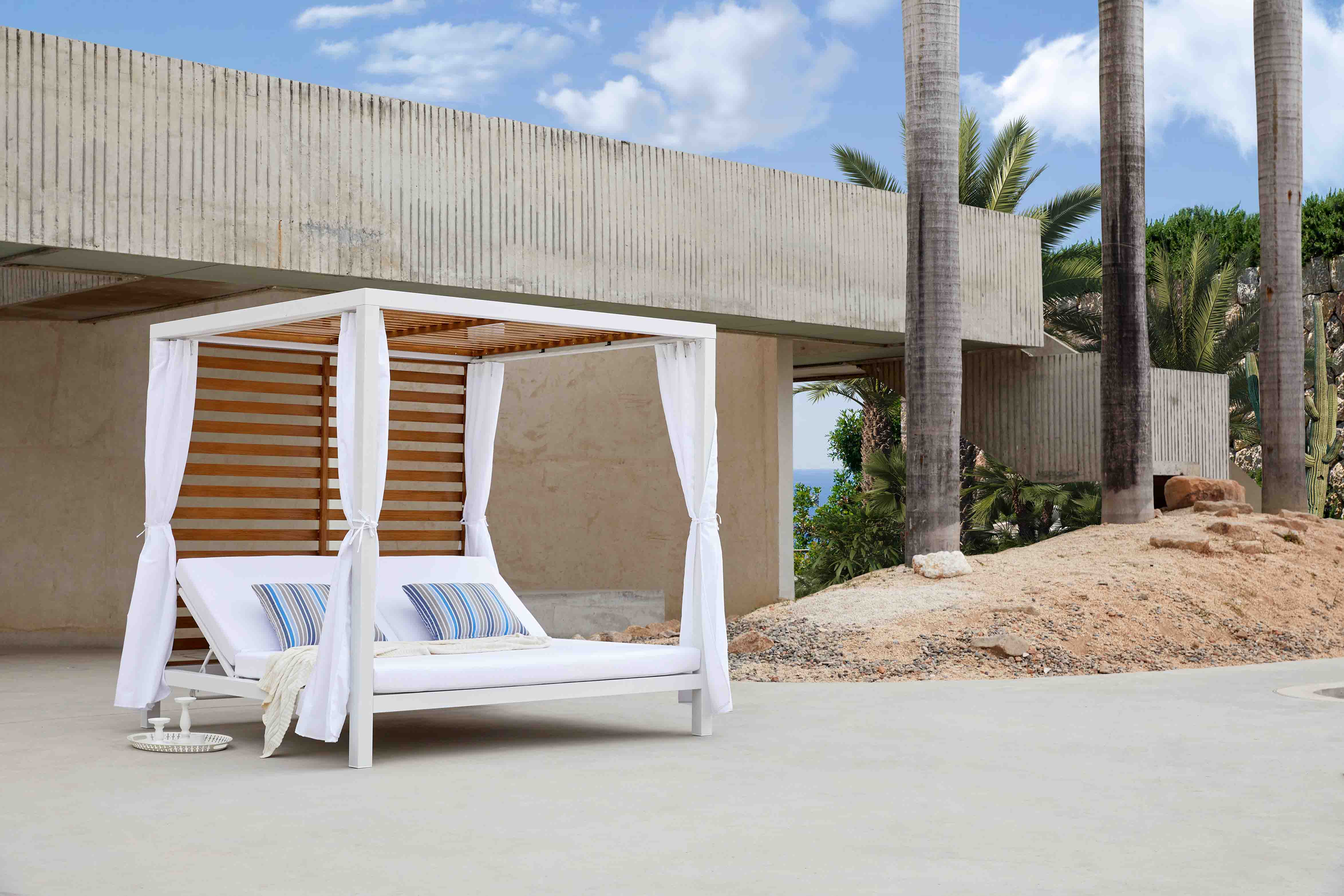 April daybed with panel S7