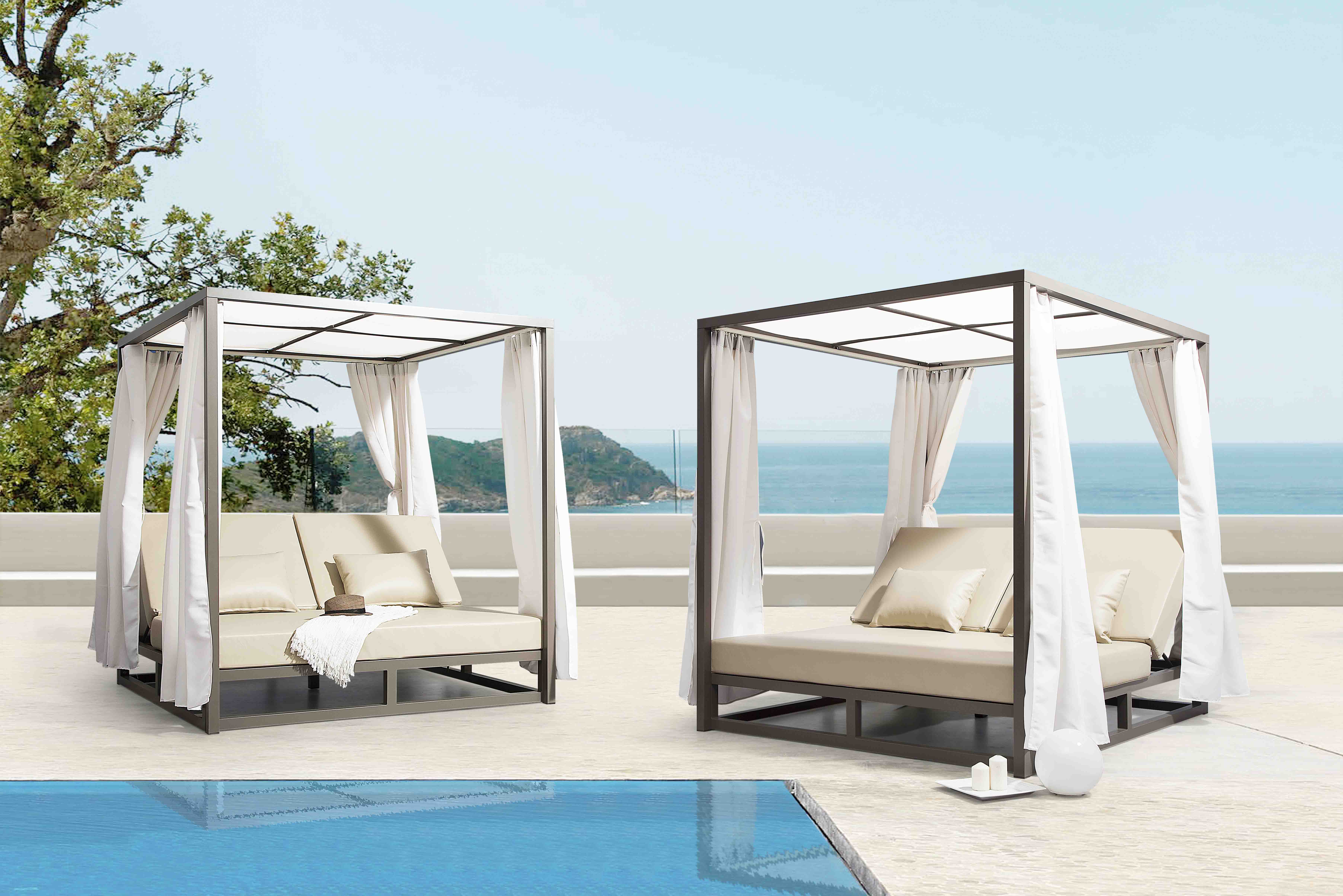 TLS1502 Ice alu. daybed with curtain S1