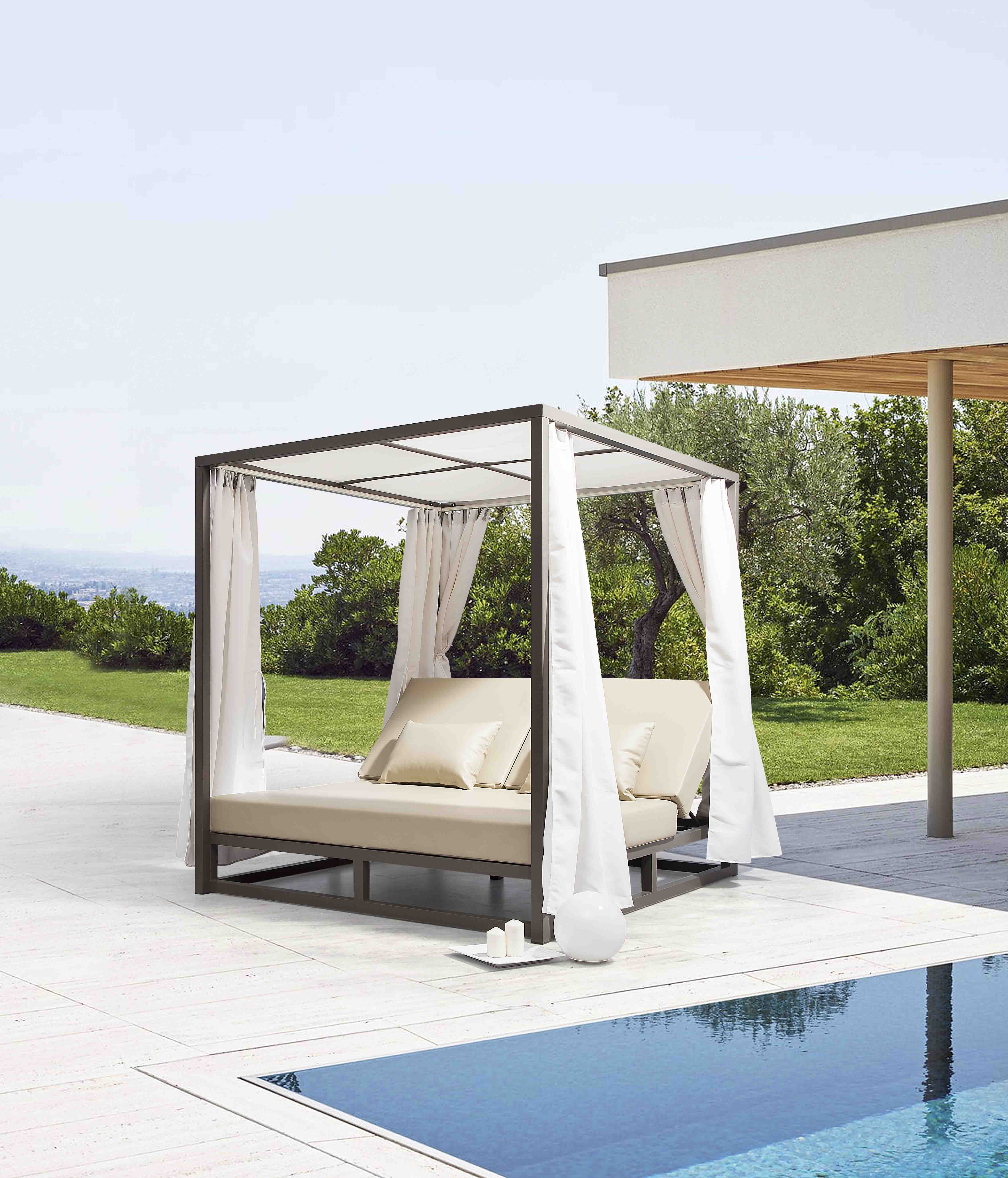 TLS1502 Ice alu. daybed with curtain S2